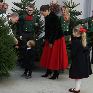 La princesse Victoria de Suède a réceptionné avec l'aide de ses enfants la princesse Estelle et le prince Oscar les sapins de Noël livrés par des étudiants de l'Université des sciences agricoles pour le palais royal, le 14 décembre 2017 à Stockholm. © Henrik Garlöv / Cour royale de Suède