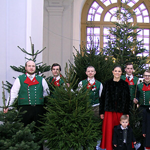 La princesse Victoria de Suède a réceptionné avec l'aide de ses enfants la princesse Estelle et le prince Oscar les sapins de Noël livrés par des étudiants de l'Université des sciences agricoles pour le palais royal, le 14 décembre 2017 à Stockholm. © Henrik Garlöv / Cour royale de Suède