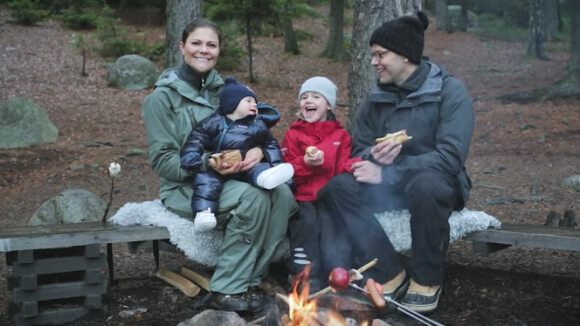 La princesse Victoria et le prince Daniel de Suède avec leurs enfants Estelle et Oscar en décembre 2016 dans le Parc national de Tyresta pour les voeux de fin d'année.