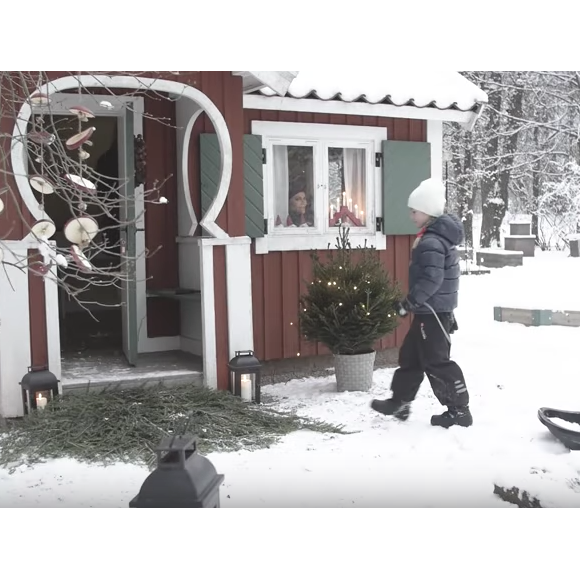 Derners ajustements sur la déco du chalet... La princesse héritière Victoria de Suède, le prince Daniel et leurs enfants la princesse Estelle et le prince Oscar se sont mis en scène chez eux, dans le parc du Palais Haga à Stockholm, pour souhaiter aux Suédois de joyeuses fêtes de fin d'année 2017.