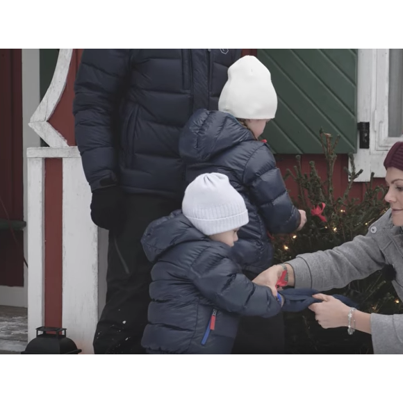 Derners ajustements sur la déco du chalet... La princesse héritière Victoria de Suède, le prince Daniel et leurs enfants la princesse Estelle et le prince Oscar se sont mis en scène chez eux, dans le parc du Palais Haga à Stockholm, pour souhaiter aux Suédois de joyeuses fêtes de fin d'année 2017.