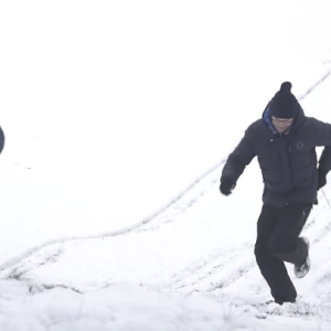 La princesse héritière Victoria de Suède, le prince Daniel et leurs enfants la princesse Estelle et le prince Oscar en pleine bataille de boules de neige dans le parc du Palais Haga à Stockholm, dans leur vidéo de fin d'année pour souhaiter aux Suédois de joyeuses fêtes de fin d'année 2017.