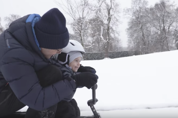 La princesse héritière Victoria de Suède, le prince Daniel et leurs enfants la princesse Estelle et le prince Oscar en pleine séance de luge dans le parc du Palais Haga à Stockholm, dans leur vidéo de fin d'année pour souhaiter aux Suédois de joyeuses fêtes de fin d'année 2017.