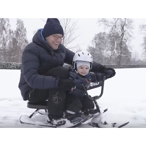 La princesse héritière Victoria de Suède, le prince Daniel et leurs enfants la princesse Estelle et le prince Oscar en pleine séance de luge dans le parc du Palais Haga à Stockholm, dans leur vidéo de fin d'année pour souhaiter aux Suédois de joyeuses fêtes de fin d'année 2017.