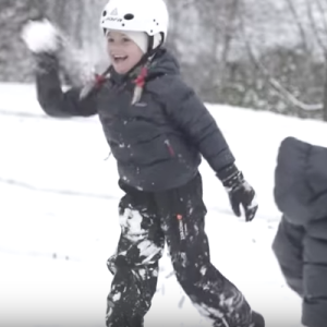 La princesse héritière Victoria de Suède, le prince Daniel et leurs enfants la princesse Estelle et le prince Oscar en pleine bataille de boules de neige dans le parc du Palais Haga à Stockholm, dans leur vidéo de fin d'année pour souhaiter aux Suédois de joyeuses fêtes de fin d'année 2017.