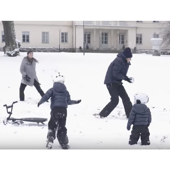 La princesse héritière Victoria de Suède, le prince Daniel et leurs enfants la princesse Estelle et le prince Oscar en pleine bataille de boules de neige dans le parc du Palais Haga à Stockholm, dans leur vidéo de fin d'année pour souhaiter aux Suédois de joyeuses fêtes de fin d'année 2017.