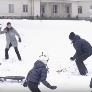 La princesse héritière Victoria de Suède, le prince Daniel et leurs enfants la princesse Estelle et le prince Oscar en pleine bataille de boules de neige dans le parc du Palais Haga à Stockholm, dans leur vidéo de fin d'année pour souhaiter aux Suédois de joyeuses fêtes de fin d'année 2017.