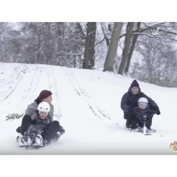 La princesse héritière Victoria de Suède, le prince Daniel et leurs enfants la princesse Estelle et le prince Oscar en pleine séance de luge dans le parc du Palais Haga à Stockholm, dans leur vidéo de fin d'année pour souhaiter aux Suédois de joyeuses fêtes de fin d'année 2017.