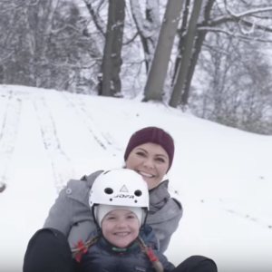 La princesse héritière Victoria de Suède, le prince Daniel et leurs enfants la princesse Estelle et le prince Oscar en pleine séance de luge dans le parc du Palais Haga à Stockholm, dans leur vidéo de fin d'année pour souhaiter aux Suédois de joyeuses fêtes de fin d'année 2017.