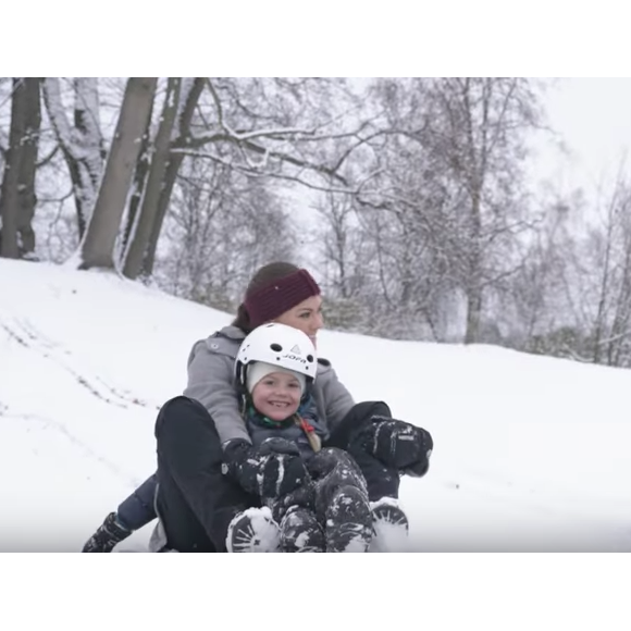 La princesse héritière Victoria de Suède, le prince Daniel et leurs enfants la princesse Estelle et le prince Oscar en pleine séance de luge dans le parc du Palais Haga à Stockholm, dans leur vidéo de fin d'année pour souhaiter aux Suédois de joyeuses fêtes de fin d'année 2017.