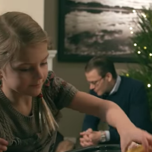 La princesse héritière Victoria de Suède, le prince Daniel et leurs enfants la princesse Estelle et le prince Oscar se sont mis en scène chez eux, au Palais Haga à Stockholm, pour souhaiter aux Suédois de joyeuses fêtes de fin d'année 2017. Cookies et jeux de société après séance de luge et bataille de boules de neige...