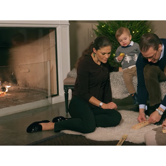 La princesse héritière Victoria de Suède, le prince Daniel et leurs enfants la princesse Estelle et le prince Oscar se sont mis en scène chez eux, au Palais Haga à Stockholm, pour souhaiter aux Suédois de joyeuses fêtes de fin d'année 2017. Cookies et jeux de société après séance de luge et bataille de boules de neige...