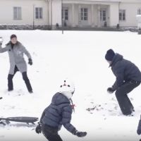 Victoria, Daniel, Estelle et Oscar de Suède: Bataille de boules de neige de Noël
