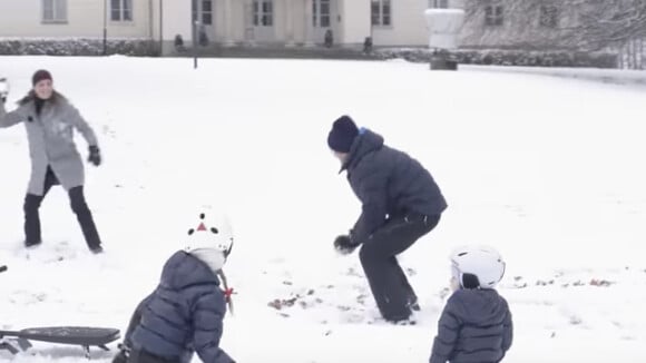 Victoria, Daniel, Estelle et Oscar de Suède: Bataille de boules de neige de Noël