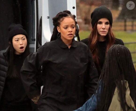 Sandra Bullock, Rihanna, Sarah Paulson et Awkwafina sur le tournage du film 'Ocean's Eight' un jour de pluie à Central Park à New York, le 24 janvier 2017