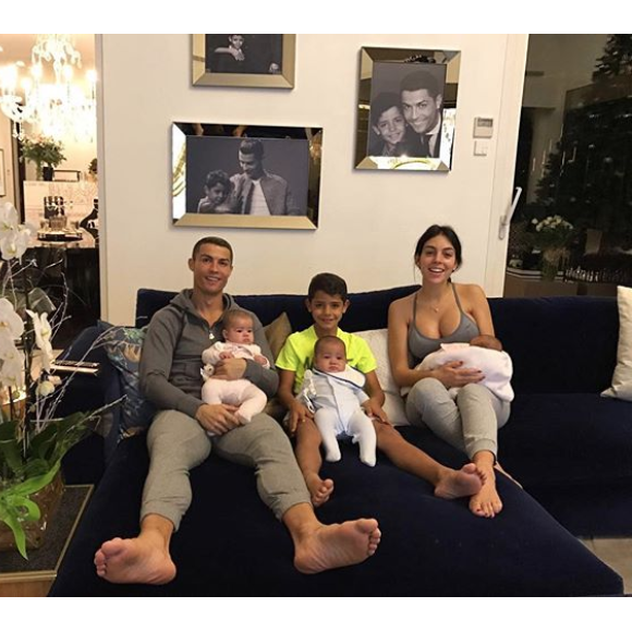Cristiano Ronaldo et Georgina Rodriguez, heureux avec leurs enfants Eva, Cristiano Jr., Mateo et Alana Martina, photo Instagram du 19 décembre 2017