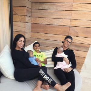 Georgina Rodriguez et Cristiano Ronaldo avec les jumeaux Mateo et Eva et Cristiano Jr., photo Instagram du 16 octobre 2017