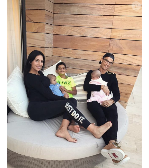 Georgina Rodriguez et Cristiano Ronaldo avec les jumeaux Mateo et Eva et Cristiano Jr., photo Instagram du 16 octobre 2017