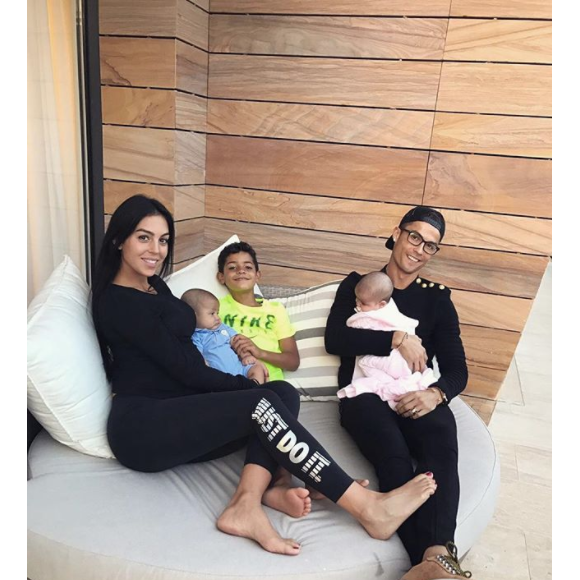 Georgina Rodriguez et Cristiano Ronaldo avec les jumeaux Mateo et Eva et Cristiano Jr., photo Instagram du 16 octobre 2017