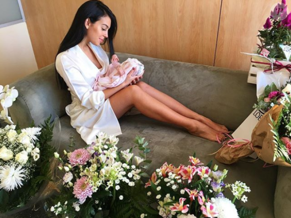 Georgina Rodriguez, compagne de Cristiano Ronaldo, avec la petite Alana Martina deux jours après sa naissance, photo Instagram du 14 novembre 2017.