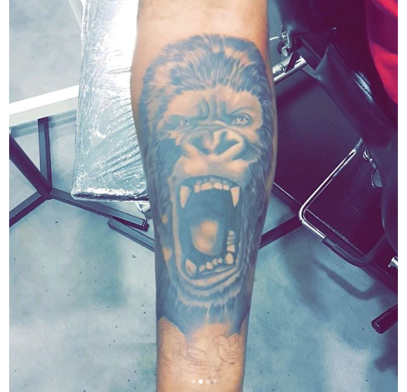 Makao tatoué à Nice, le 20 décembre 2017. Il a craqué pour un gorille.