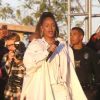 Rihanna chante devant ses fans avec Kendrick Lamar dans les rues de Los Angeles, le 21 décembre 2017.