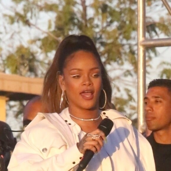 Rihanna chante devant ses fans avec Kendrick Lamar dans les rues de Los Angeles, le 21 décembre 2017.