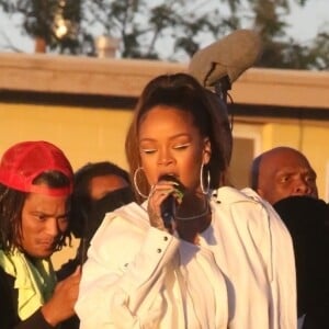 Rihanna chante devant ses fans avec Kendrick Lamar dans les rues de Los Angeles, le 21 décembre 2017.