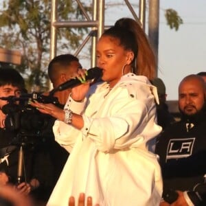 Rihanna chante devant ses fans avec Kendrick Lamar dans les rues de Los Angeles, le 21 décembre 2017.