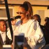 Rihanna chante devant ses fans avec Kendrick Lamar dans les rues de Los Angeles, le 21 décembre 2017.