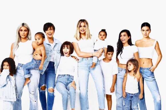 La famille Kardashian réunie sur sa carte de Noël. Décembre 2017.