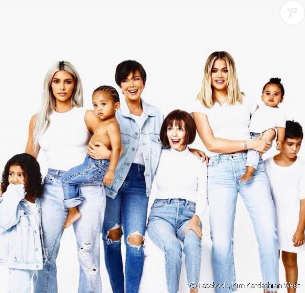 La famille Kardashian réunie sur sa carte de Noël. Décembre 2017.