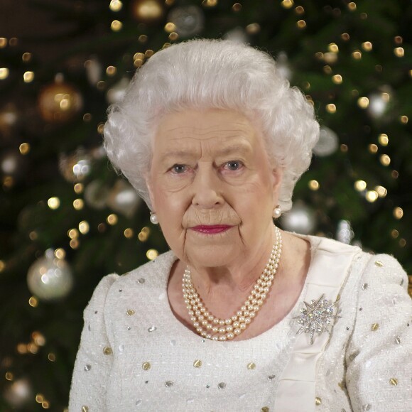 La reine Elizabeth II dans le salon 1844 à Buckingham Palace lors de l'enregistrement de son allocution de Noël le 25 décembre 2017.