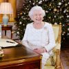 La reine Elizabeth II dans le salon 1844 à Buckingham Palace lors de l'enregistrement de son allocution de Noël le 25 décembre 2017.