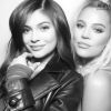 Kylie Jenner et Khloé Kardashian, toutes deux enceintes, prennent la pose pour la soirée de Noël 2017. Décembre 2017.