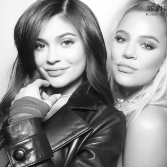 Kylie Jenner et Khloé Kardashian, toutes deux enceintes, prennent la pose pour la soirée de Noël 2017. Décembre 2017.