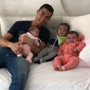 Cristiano Ronaldo "retenu prisonnier" par ses trois bébés, Alana Martina et les jumeaux Eva et Mateo, dans une photo partagée sur Instagram le 26 décembre 2017.