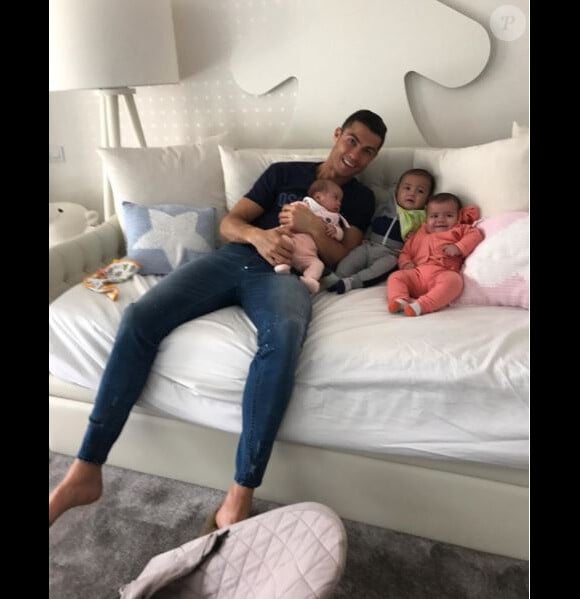 Cristiano Ronaldo dévoile en photo sa petite famille au grand complet