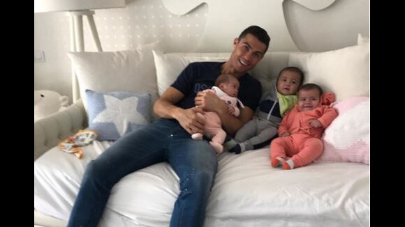 Cristiano Ronaldo: Coincé avec ses 3 bébés, stars de la photo de famille de Noël