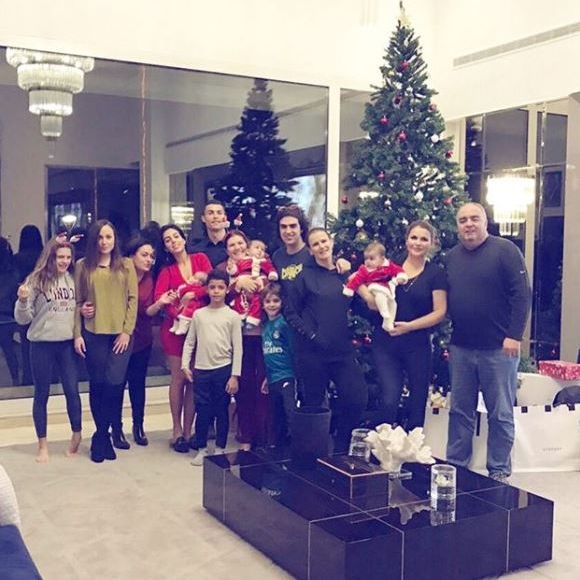 Cristiano Ronaldo "retenu prisonnier" par ses trois bébés, Alana Martina et les jumeaux Eva et Mateo, dans une photo partagée sur Instagram le 26 décembre 2017.