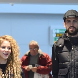 Shakira et son compagnon Gerard Piqué arrivent à l'aéroport JFK de New York avec leurs enfants Milan et Sasha pour les fêtes de Noël le 24 décembre 2017.