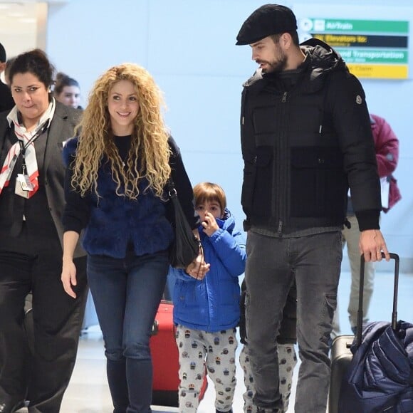 Shakira et son compagnon Gerard Piqué arrivent à l'aéroport JFK de New York avec leurs enfants Milan et Sasha pour les fêtes de Noël le 24 décembre 2017.