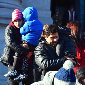 Exclusif - Shakira, son mari Gerard Piqué et leurs enfants, Milan et Sasha, sont allés visiter le Musée américain d'Histoire naturelle à New York. En sortant ils étaient tous couverts des pieds à la tête à cause du grand froid hivernal qui s'abat en Amérique du Nord. Le 29 décembre 2017.