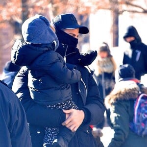 Exclusif - Shakira, son mari Gerard Piqué et leurs enfants, Milan et Sasha, sont allés visiter le Musée américain d'Histoire naturelle à New York. En sortant ils étaient tous couverts des pieds à la tête à cause du grand froid hivernal qui s'abat en Amérique du Nord. Le 29 décembre 2017.