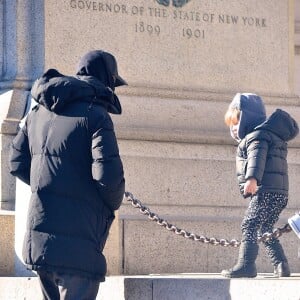 Exclusif - Shakira, son mari Gerard Piqué et leurs enfants, Milan et Sasha, sont allés visiter le Musée américain d'Histoire naturelle à New York. En sortant ils étaient tous couverts des pieds à la tête à cause du grand froid hivernal qui s'abat en Amérique du Nord. Le 29 décembre 2017.