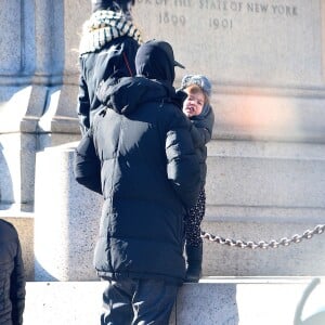 Exclusif - Shakira, son mari Gerard Piqué et leurs enfants, Milan et Sasha, sont allés visiter le Musée américain d'Histoire naturelle à New York. En sortant ils étaient tous couverts des pieds à la tête à cause du grand froid hivernal qui s'abat en Amérique du Nord. Le 29 décembre 2017.