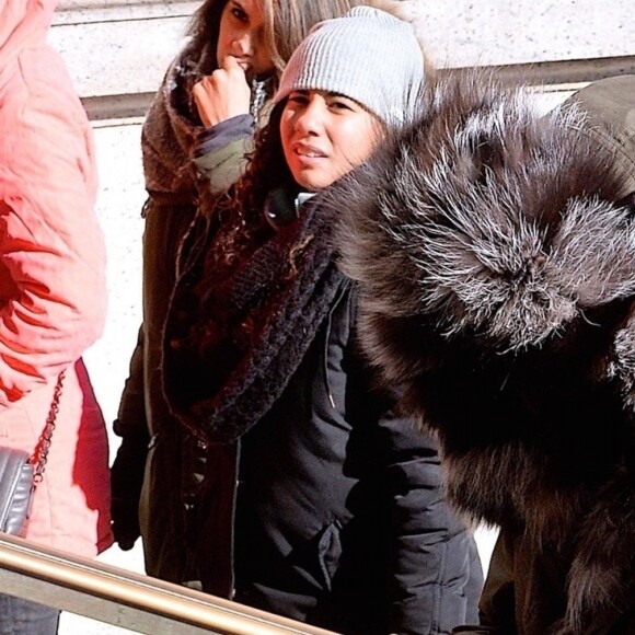 Exclusif - Shakira, son mari Gerard Piqué et leurs enfants, Milan et Sasha, sont allés visiter le Musée américain d'Histoire naturelle à New York. En sortant ils étaient tous couverts des pieds à la tête à cause du grand froid hivernal qui s'abat en Amérique du Nord. Le 29 décembre 2017.