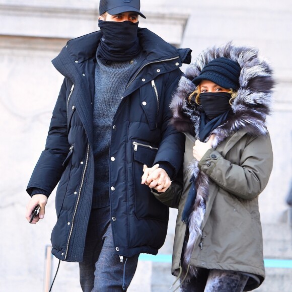 Exclusif - Shakira, son mari Gerard Piqué et leurs enfants, Milan et Sasha, sont allés visiter le Musée américain d'Histoire naturelle à New York. En sortant ils étaient tous couverts des pieds à la tête à cause du grand froid hivernal qui s'abat en Amérique du Nord. Le 29 décembre 2017.