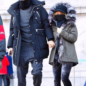 Exclusif - Shakira, son mari Gerard Piqué et leurs enfants, Milan et Sasha, sont allés visiter le Musée américain d'Histoire naturelle à New York. En sortant ils étaient tous couverts des pieds à la tête à cause du grand froid hivernal qui s'abat en Amérique du Nord. Le 29 décembre 2017.