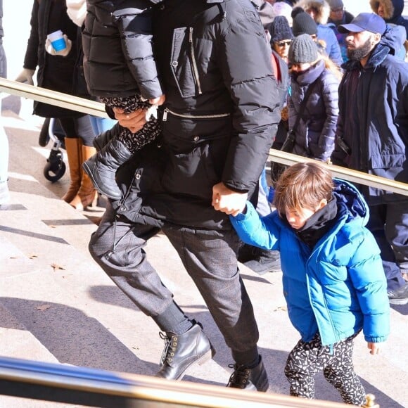 Exclusif - Shakira, son mari Gerard Piqué et leurs enfants, Milan et Sasha, sont allés visiter le Musée américain d'Histoire naturelle à New York. En sortant ils étaient tous couverts des pieds à la tête à cause du grand froid hivernal qui s'abat en Amérique du Nord. Le 29 décembre 2017.